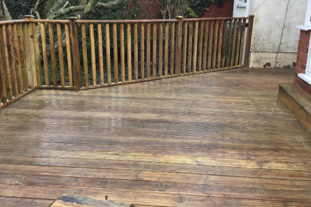 PATIOS & DECKING CLEANING